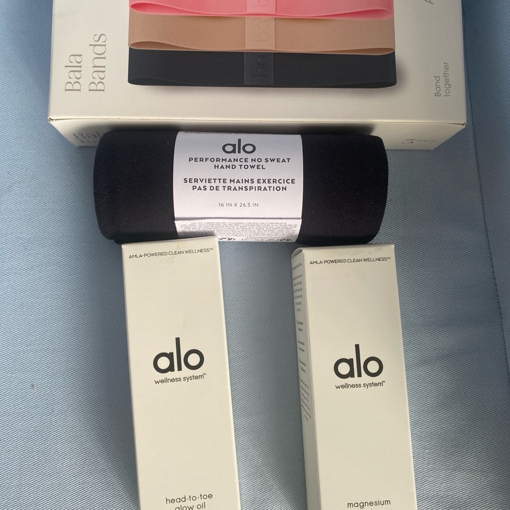 Alo  magnesium reset Sprey Alo head to toe glow bala bands alo performance towel
